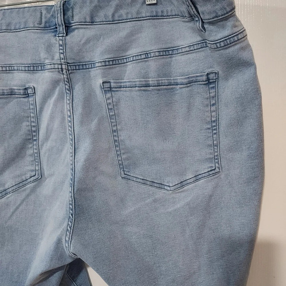 Lane Bryant Light Wash Mid-Rise Bermuda Shorts in Size 26 - Picture 8 of 11